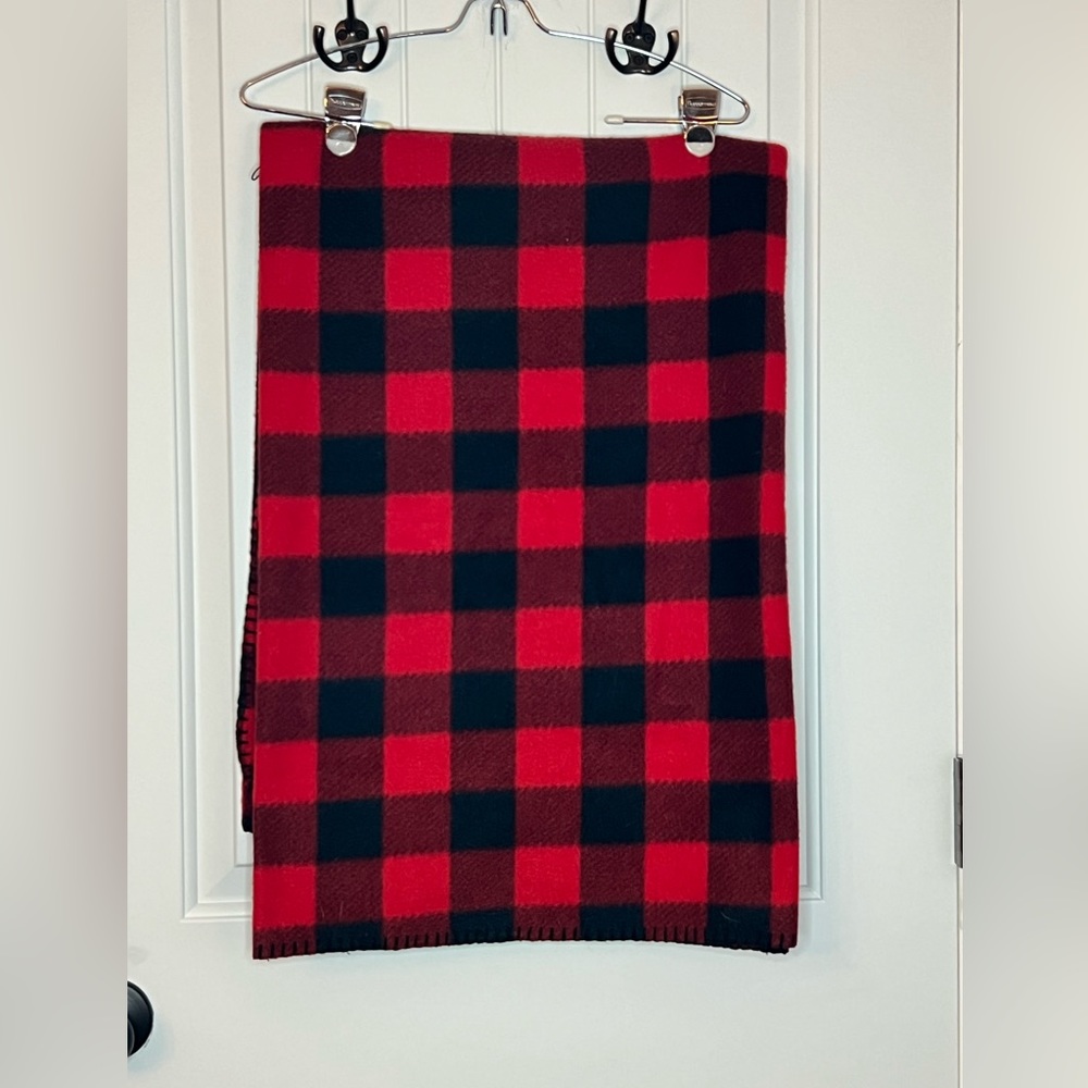 Birchwood buffalo checkered throw blanket in black and red